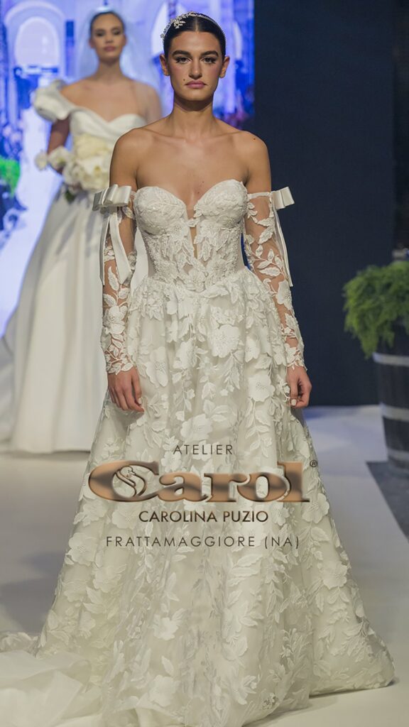 Abito da sposa in passerella alla sfilata nel cortile di Atelier Carol, Frattamaggiore