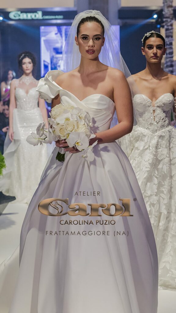 Abito da sposa in passerella alla sfilata nel cortile di Atelier Carol, Frattamaggiore