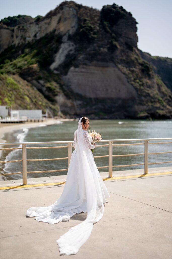 Sposa con abito Atelier Carol il giorno del matrimonio