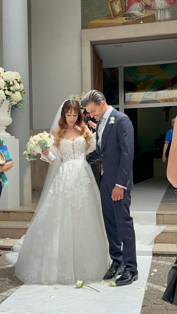 Sposa con abito Atelier Carol il giorno del matrimonio