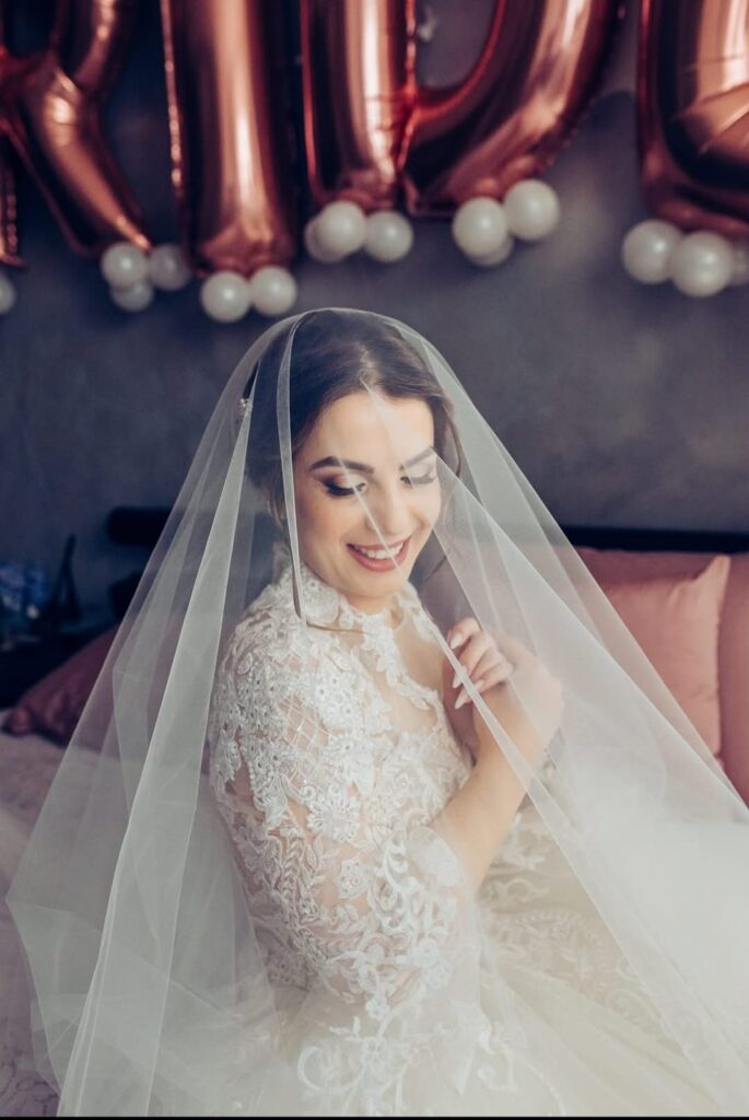 Sposa con abito Atelier Carol il giorno del matrimonio