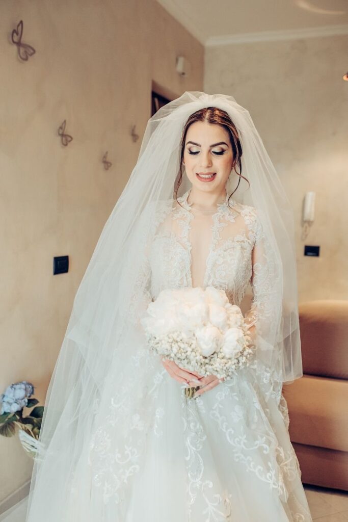 Sposa con abito Atelier Carol il giorno del matrimonio