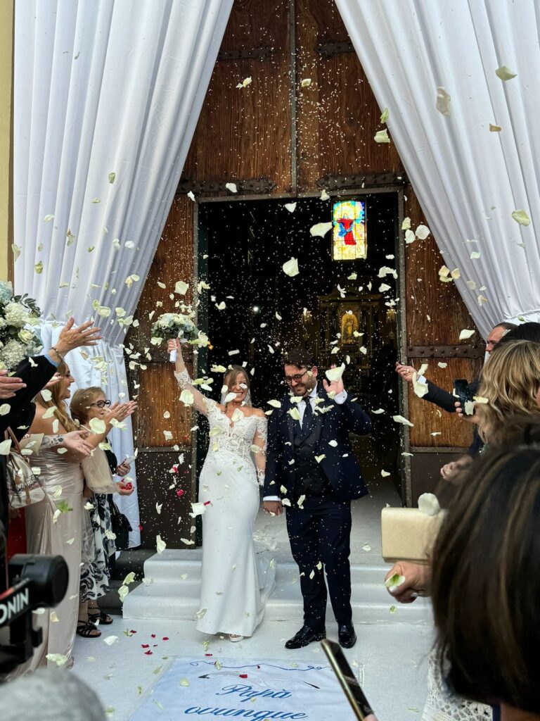 Sposa con abito Atelier Carol il giorno del matrimonio