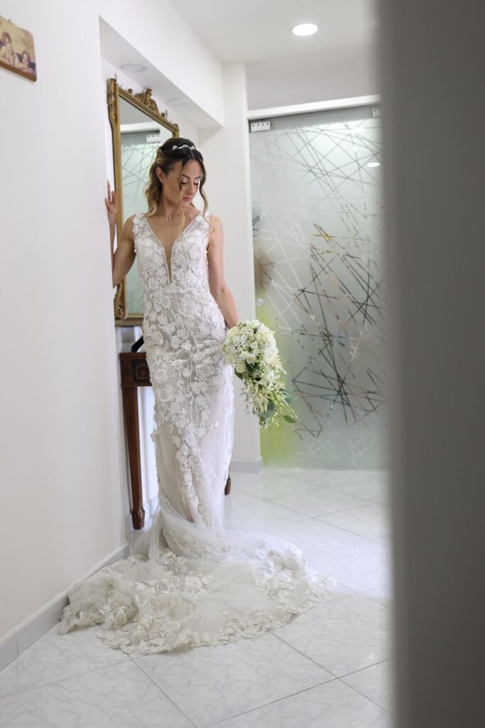 Sposa con abito Atelier Carol il giorno del matrimonio