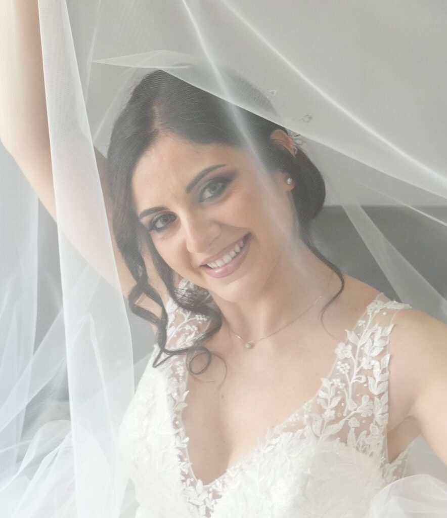 Sposa con abito Atelier Carol il giorno del matrimonio