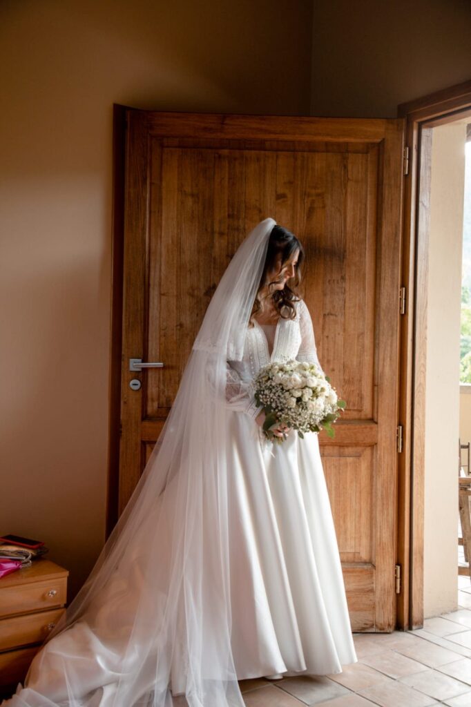 Sposa con abito Atelier Carol il giorno del matrimonio